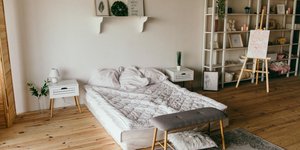 Υπνοδωμάτιο με κομοδίνα