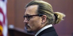 Ο Τζόνι Ντεπ κατά τη χθεσινή ακροαματική διαδικασία