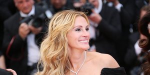 Τζούλια Ρόμπερτς με μαύρο φόρεμα χαμογελά