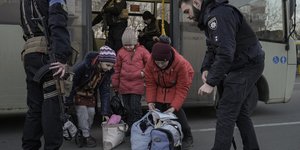 Αστυνομικοί ελέγχουν τις αποσκευές προσφύγων στην ανατολική Ουκρανία