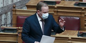 Ο υπουργός Μεταφορών και Υποδομών Κώστας Καραμανλής στη Βουλή