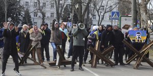 Άνθρωποι διαδηλώνουν ενάντια στα ρωσικά στρατεύματα στη Χερσώνα