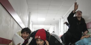 Κόσμος πέφτει στο πάτωμα ενός νοσοκομείου κατά τη διάρκεια βομβαρδισμού από τις ρωσικές δυνάμεις στη Μαριούπολη της Ουκρανίας, Παρασκευή 4 Μαρτίου 2022.