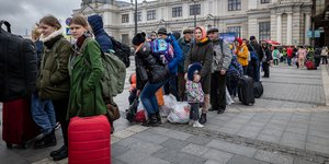 Μελλοντικοί πρόσφυγες περιμένουν το τρένο στην πόλη Κραματόρσκ