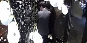 Πήγε να πιάσει ένα μπουκάλι κρασί και του έπεσαν όλα