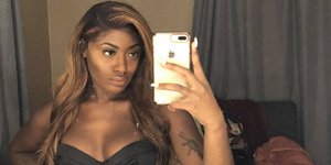 Νεαρή μαύρη γυναίκα