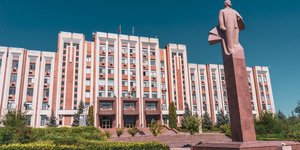 Το κοινοβούλιο της Υπερδνειστερίας με το άγαλμα του Λένιν