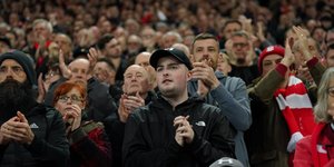 Όρθιο όλο το «Άνφιλντ» στο 7' του αγώνα Λίβερπουλ - Μάντσεστερ Γιουνάιτεντ για το πένθος του Κριστιάνο Ρονάλντο