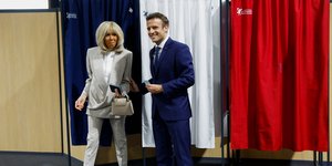 Ο Εμανουέλ και η Μπριζίτ Μακρόν έξω από το παραβάν για τον β' γύρο των εκλογών στη Γαλλία