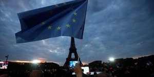 Η σημαία της ΕΕ στην επινίκεια ομιλία Μακρόν στον πύργο του Άϊφελ 