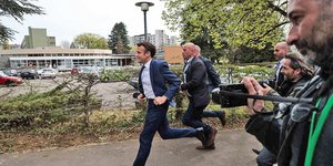 Ο Εμανουέλ Μακρόν τρέχει για να προλάβει στη διάρκεια περιοδείας στο Στρασβούργο