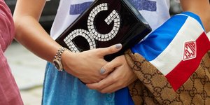 Κοντά βαμμένα νύχια