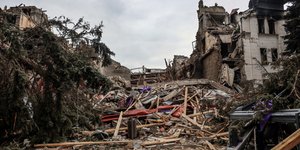 Συντρίμμια από ρωσικούς βομβαρδισμούς η Μαριούπολη
