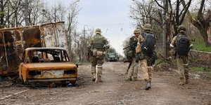 Μαριούπολη άμαχοι Ουκρανία στρατιώτες