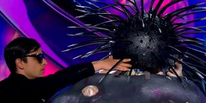 The Masked Singer: Ποιος κρυβόταν πίσω από τον αχινό; -Μόνο ο Μουτσινάς τον βρήκε / The Masked Singer