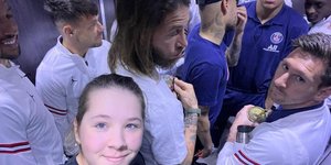 Η selfie της χρονιάς: Η τυχαία συνάντησε σε ασανσέρ με Μέσι, Νεϊμάρ και Μπαπέ