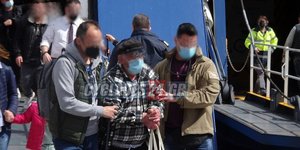 Με έντονες αποδοκιμασίες μετέβη στη Σύρο ο 90χρονος κατηγορούμενος για τη δολοφονία του αγιογράφου στην Τήνο