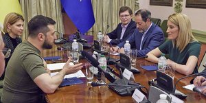 Η Μετσόλα μιλά με τον Ζελένσκι στο Κίεβο