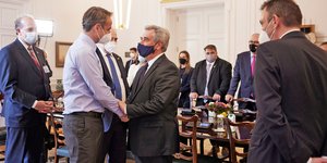 Ο Κυριάκος Μητσοτάκης με τους ΑΧΕΠΑ στο μέγαρο Μαξίμου
