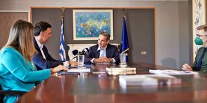 Η συνάντηση στο υπουργείο Τουρισμού υπό τον πρωθυπουργό