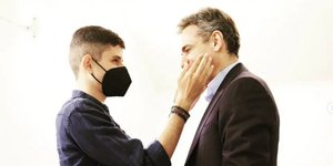 Ο Κυριάκος Μητσοτάκης με τον εκ γενετής τυφλό Κωνσταντίνο Τσαγκατάκη