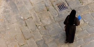 Μοναχή περπατάει στον δρόμο
