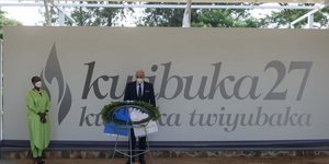 Ο Νίκος Δένδιας σε κατάθεση στεφάνου στο Μνημείο της Γενοκτονίας στο Κιγκάλι της Ρουάντας