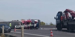 Η νταλίκα που ανετράπη στην εθνική