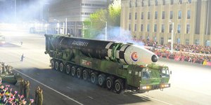 Ο Διηπειρωτικός βαλλιστικός πύραυλος Hwasong-17 στην παρέλαση της 25ης Απριλίου