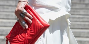 γυναίκα με κόκκινη τσάντα