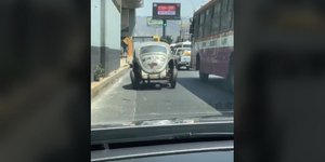 Οδηγός Volkswagen βάζει μπρος το αυτοκίνητό του με... τα πόδια