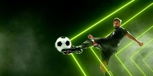 Παίκτης κλωτσάει μπάλα ποδοσφαίρου