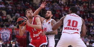 Ο Βεζένκοφ σε προσπάθεια από το ματς της regular season στο ΣΕΦ