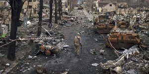 Κατεστραμμένα σπίτια, διαλυμένοι δρόμοι και κουφάρια τεθωρακισμένων μετά τους ρωσικούς βομβαρδισμούς