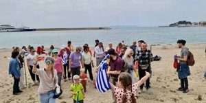 Ουκρανοί καθάρισαν την παραλία του ΣΕΦ ως δείγμα ευγνωμοσύνης