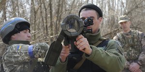 Ουκρανός στρατιώτης δοκιμάζει το νέο του αντιαρματικό όπλο