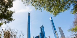 Ο ουρανοξύστης Steinway με τον πύργο του Central Park και άλλα κτίρια στο Μανχάταν 