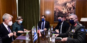 Συνάντηση του Νίκου Παναγιωτόπουλου και στελεχών του υπουργείου με την Αμερικανίδα υφυπουργό Άμυνας