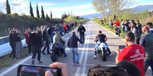 κόντρα μηχανών στα Καμένα Βούρλα