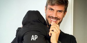 O Άκης Πετρετζίκης με τον γιο του