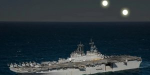 Καλλιτεχνική απεικόνιση του αεροπλανοφόρου και των δύο αγνώστων ιπτάμενων αντικειμένων