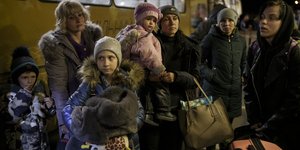 προσφυγες κιτρινα λεωφορεια