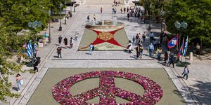 Το σύμβολο της ειρήνης στην Πλατεία Συντάγματος από χιλιάδες πολύχρωμα λουλούδια