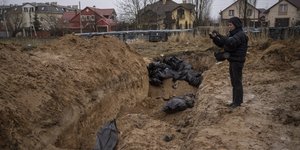 Πτώματα σε λάκκους στην κωμόπολη Μπούσα της Ουκρανίας