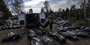 Πτώματα αμάχων μετά τις φρικαλεότητες του ρωσικού στρατού
