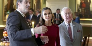 Η βασίλισσα Λετίθια με τον πρίγκιπα Κάρολο