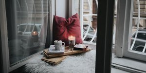 Παράθυρο σπιτιού με βιβλία