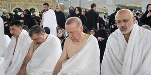 Ο Ρετζέπ Ταγίπ Ερντογάν προσεύχεται στη Μέκκα
