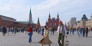 κόσμος στη Ρωσία περπατά στην Κόκκινη Πλατεία