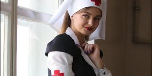 Ρωσίδα μαζορέτα με στολή νοσοκόμας